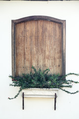 janela com jardineira