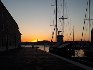 Fototapeta na wymiar wondeful sunset in venice at the pier