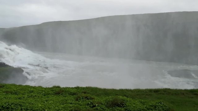 A imponente cascata de Gulfoss, na Isl&acirc;ndia