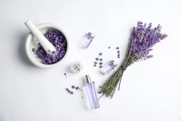 Foto op Canvas Samenstelling met lavendel bloemen en natuurlijke cosmetica op witte achtergrond, bovenaanzicht © New Africa