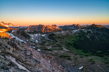 Naklejka premium Sunrise At Mt Rainier