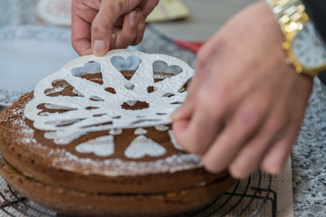 Konditor verziert Torte