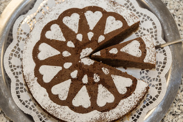 Torte verziert mit angezuckerten Herzen