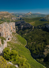 Fototapeta na wymiar The river Verdon flows across the mountains in Haute Provence (France)