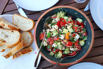 Salat mit Tomate, Gurke, Schafskäse und Baguette