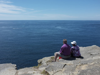 Fototapeta na wymiar Couple qui regarde la mer