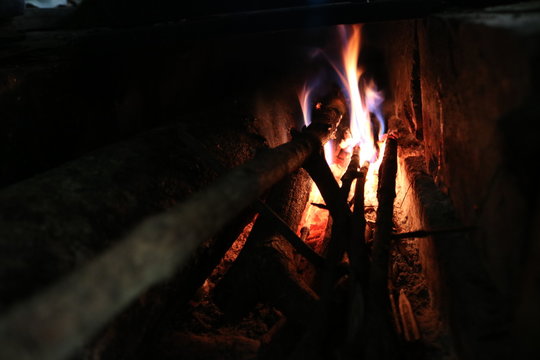 llama de fuego en estufa de le&ntilde;a