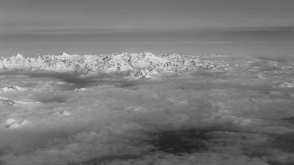 Vue des montagnes de alpes depuis l'avion en noir et blanc