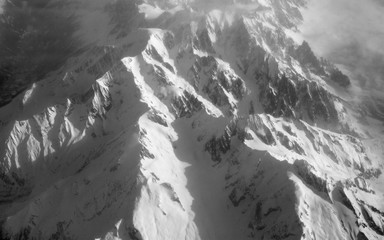 Vue des montagnes de alpes depuis l'avion en noir et blanc