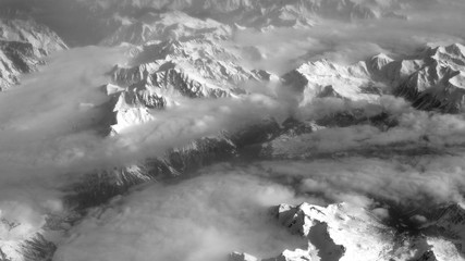 Vue des montagnes de alpes depuis l'avion en noir et blanc