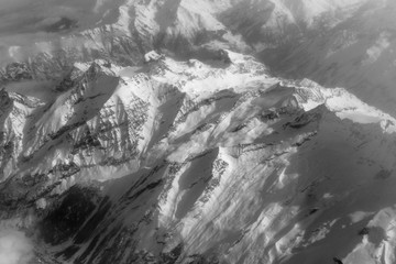 Vue des montagnes de alpes depuis l'avion en noir et blanc