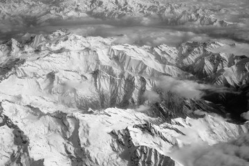 Vue des montagnes de alpes depuis l'avion en noir et blanc