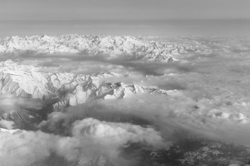 Vue des montagnes de alpes depuis l'avion en noir et blanc