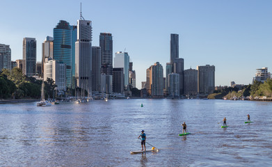 Skyline de Brisbane avec paddlers 