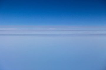 Couches ciel bleu et nuages depuis l'avion