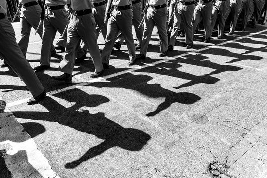 Silhouettes de marche de soldats Australia Day Brisbane Australie