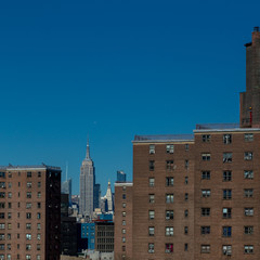 Contraste entre Bâtiments populaires et luxueux  à New York USA depuis pont de Brooklyn