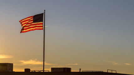Drapeau américain sur fond de coucher de soleil
