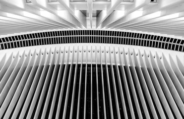 Contreplongée de lignes dans bâtiment de New York