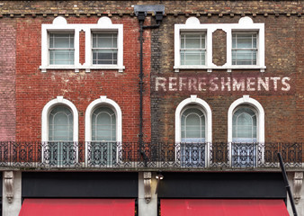 Mur du vieux Londres industriel, rouge et marron avec fenêtres