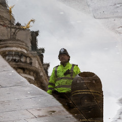 Reflet de policier dans flaque de pluie à Londres Angleterre