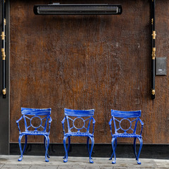 Chaises bleues sur fond marron à Londres Angleterre