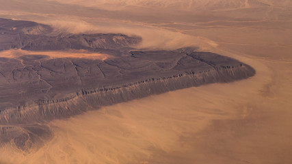 Montagne dans le désert africain vue du ciel