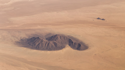 Montagne perdue dans le désert en Afrique