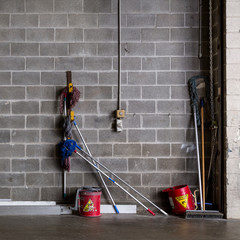 Maériel d'entretien sur fond de Brique à Brisbane / Australie