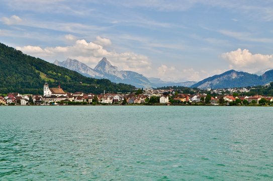 Gemeinde Arth am Zugersee unterhalb vom Berg Rigi und den Mythen. Blick auf Stadt, den See und die Berge der Zentralschweiz