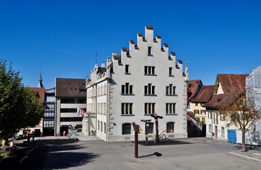Schulhaus Burgbach der Stadtschule Zug mit Pausenplatz, Schweiz