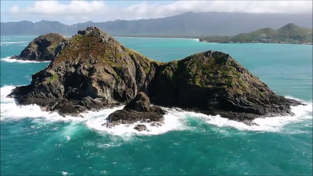 Exploring the back side of Na Mokulu (aka The Mokes).