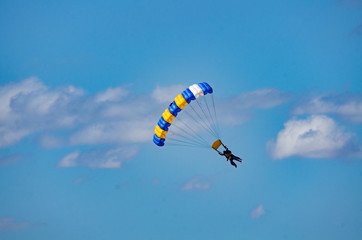 Tandem Parachute Swaying