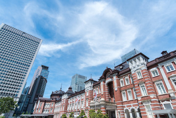 東京駅丸の内駅舎と丸ノ内のビル群