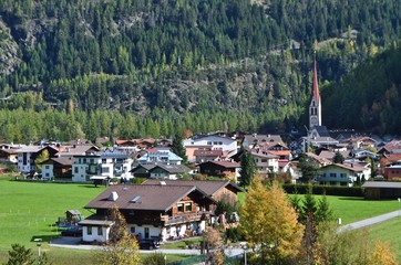 Fototapeta premium Blick auf die Gemeinde Längenfeld im Tiroler Ötztal im Tirol, Österreich