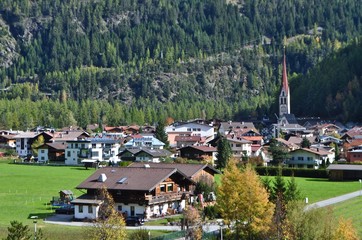 Blick auf die Gemeinde Längenfeld im Tiroler Ötztal im Tirol, Österreich