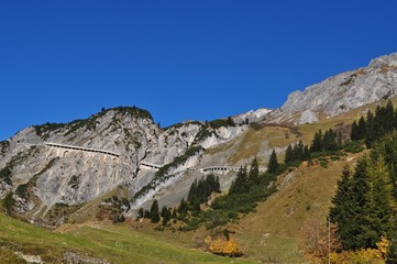 Sicht auf den Strassentunnel in den Felsen am Arlberg. Arlbergstrasse im Tirol, Vorarlberg in...
