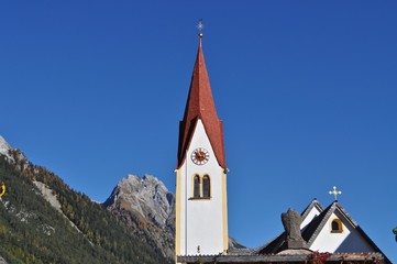 Fototapeta na wymiar Kirche und Kirchturm in Längenfeld, im Ötztal, Tirol in Österreich