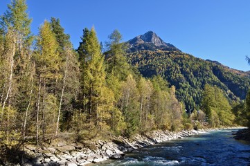 Längenfeld im Ötztal mit Fluss Ötztaler Ache, Wald, und Berg Blockkogel im Hintergrund, Österreich 