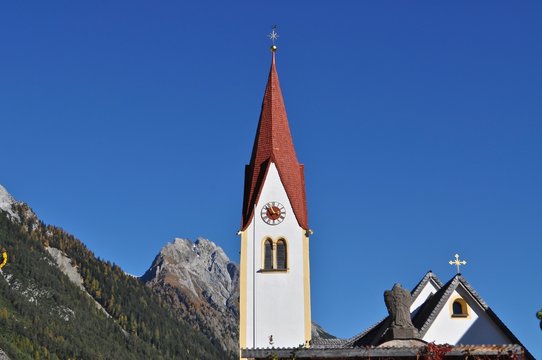 Kirche und Kirchturm in Längenfeld, im Ötztal, Tirol in Österreich