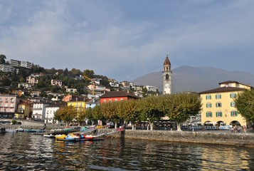 Uferpromenade am See - Lago Maggiore in der Stadt Ascona im Tessin.