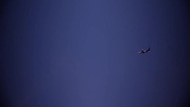 Avion qui vole dans la nuit.