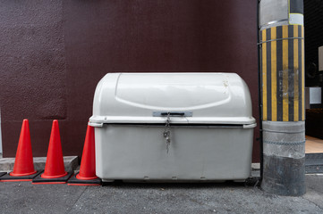 Obraz na płótnie Canvas city trash cans