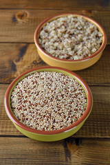 Raw and cooked quinoa