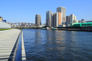 隅田川と南千住の高層マンション群