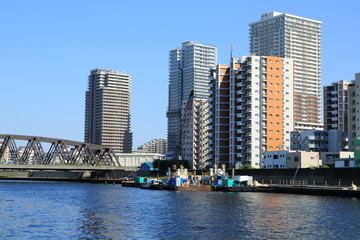 Fototapeta na wymiar 再開発された隅田川沿いの高層マンション群