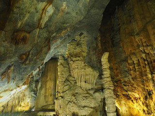 ベトナムの天国の洞窟・未知の巨大空間と照明下で観る人を魅了する