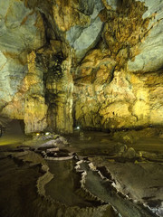 ベトナムの天国の洞窟・未知の巨大空間と照明下で観る人を魅了する