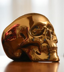 Cabeza de calavera dorada