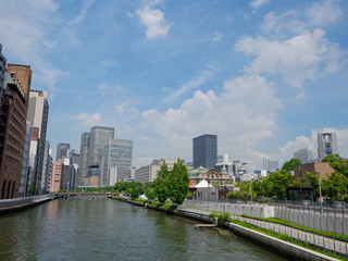 Fototapeta na wymiar 水都大阪 難波橋から見る初夏の中之島公園